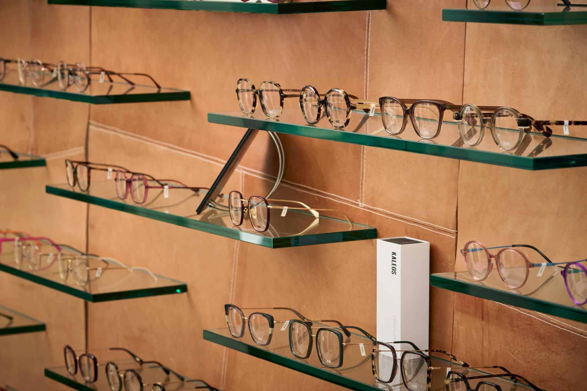 Udstilling af moderne brillestel på glashylder hos No. 1 Optik