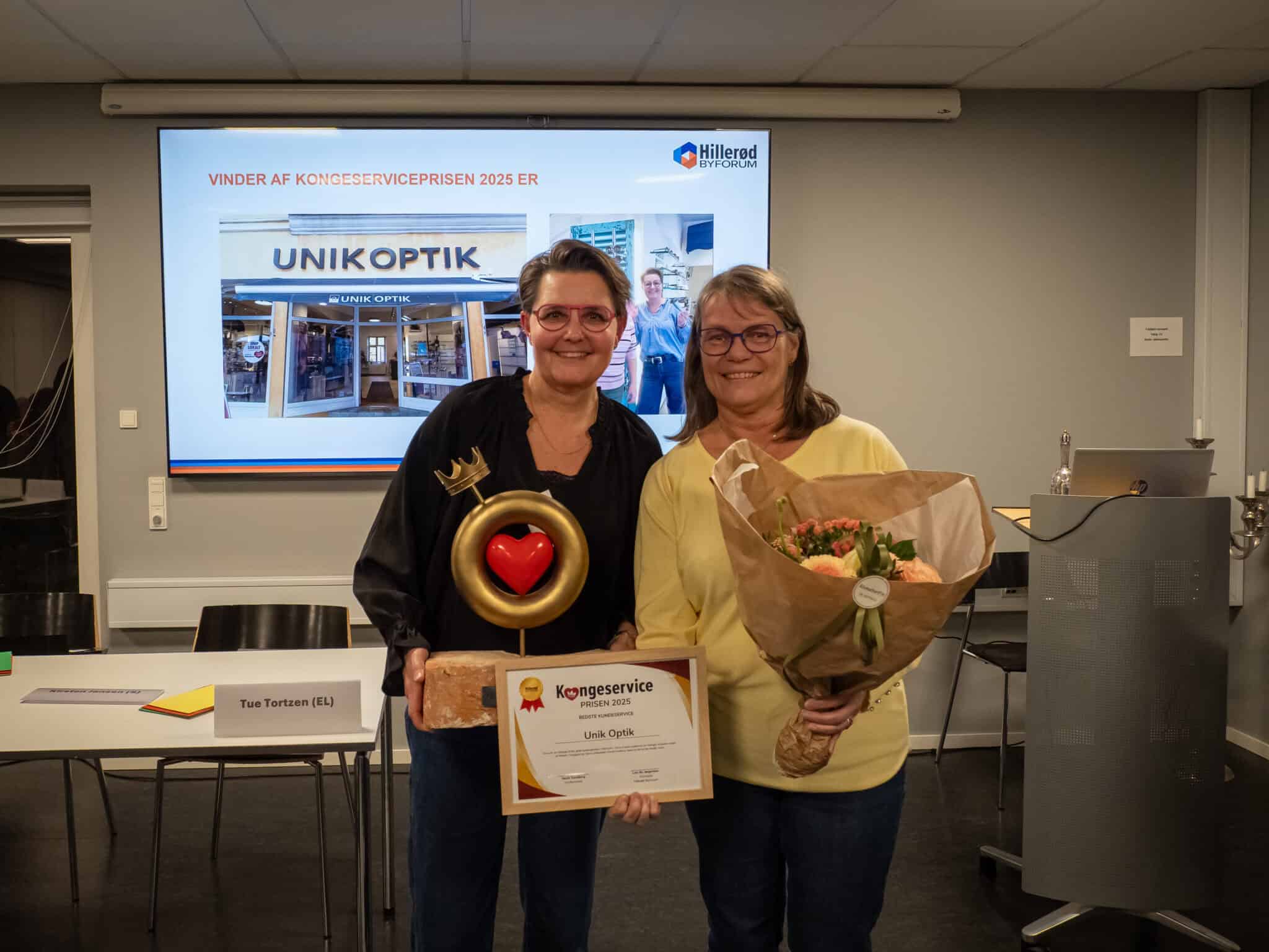 Optikerne hos No. 1 Optik modtager pris og blomster